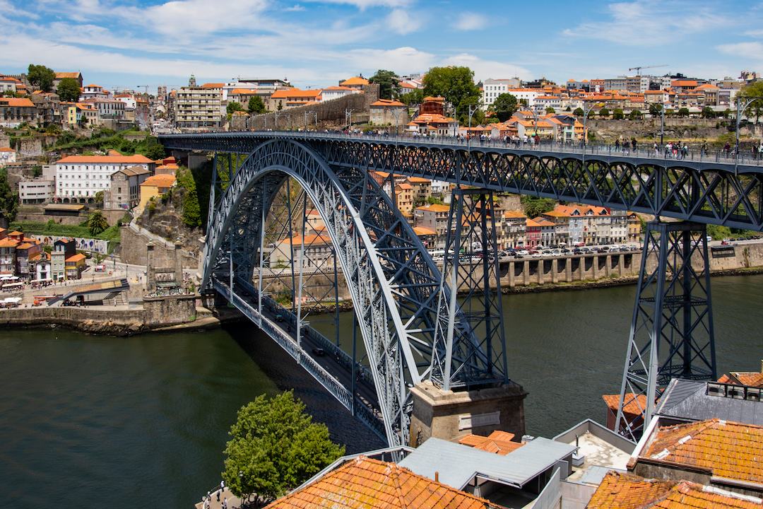 Porto Bridge bridging the gap in Brazlian portuguese vs portuguese from europe